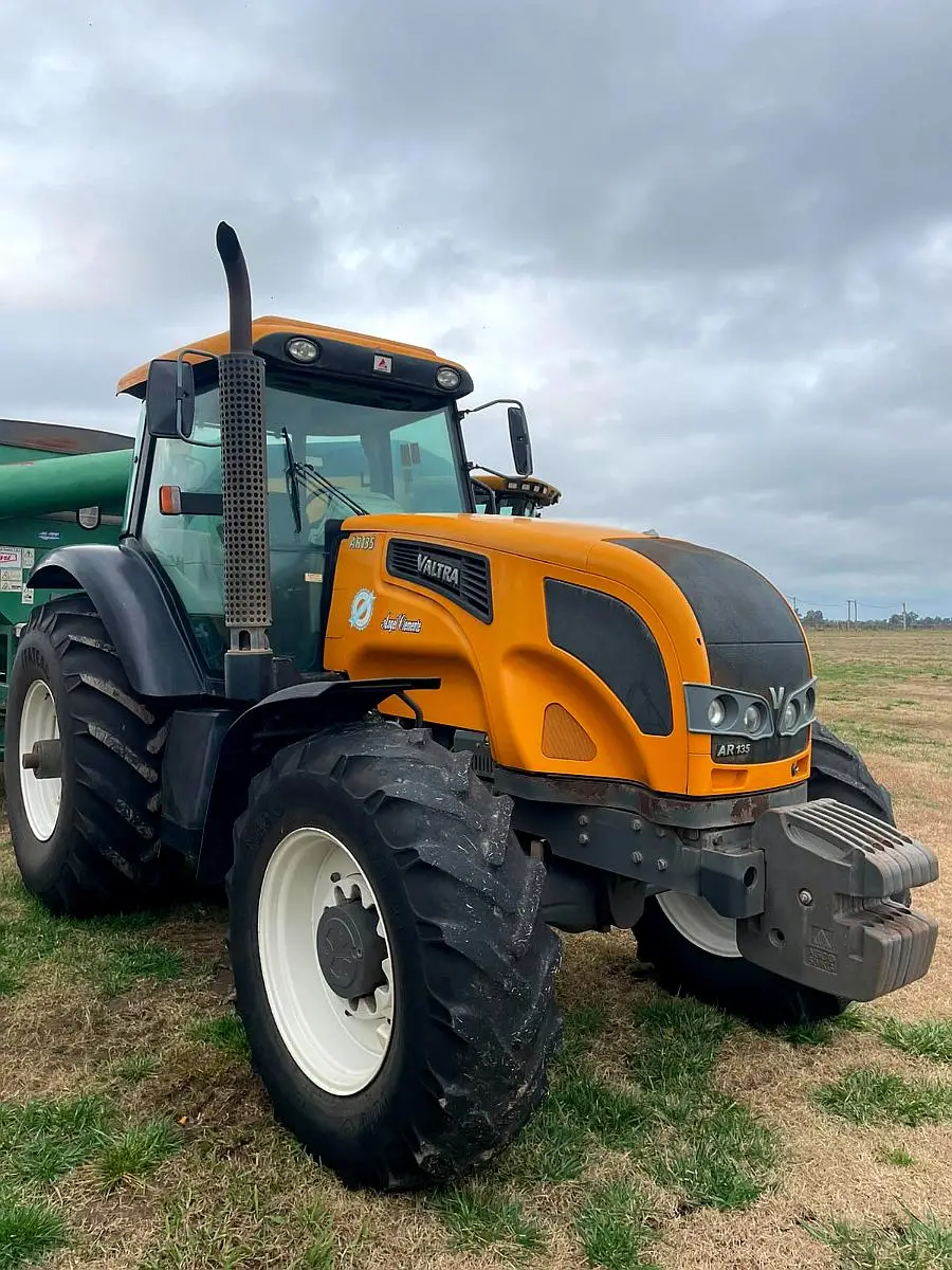 Tractor Valtra AR 135, Cabina Original. Motor con 5500hs.