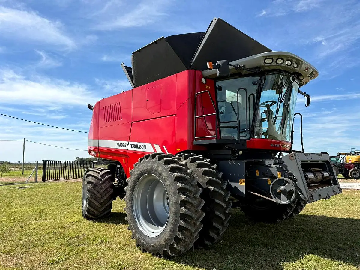Massey Ferguson 9795 con Draper y Piloto